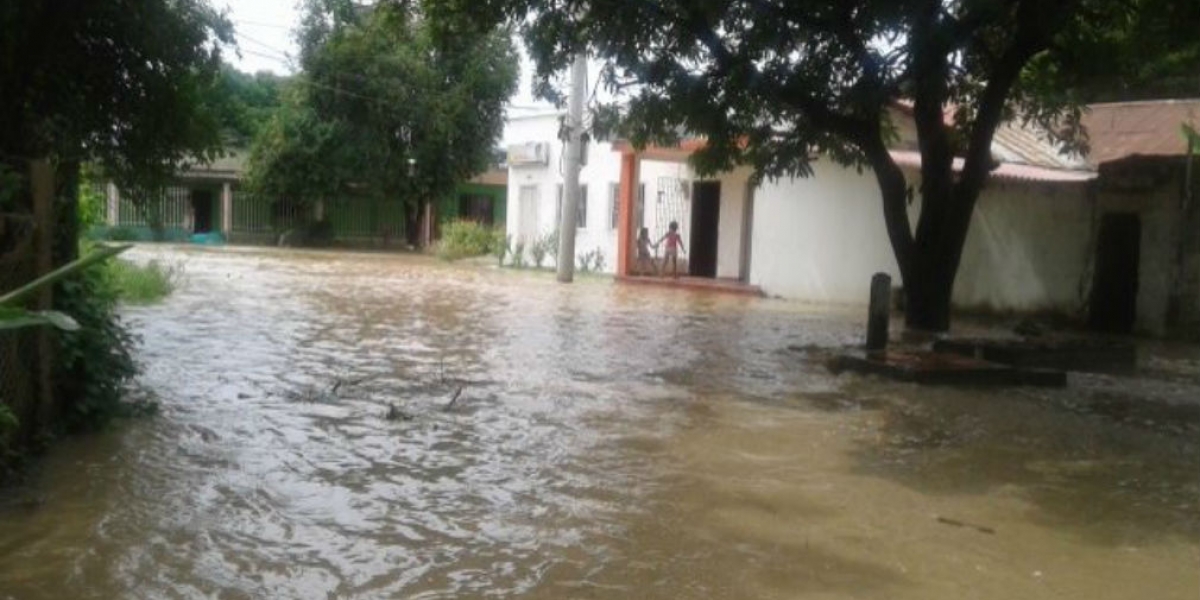 Desbordamiento en Zona Bananera por la creciente de Río Frío.