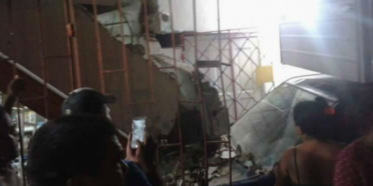 Zona Cero Así quedó el furgón incrustado en la casa, tras el choque.