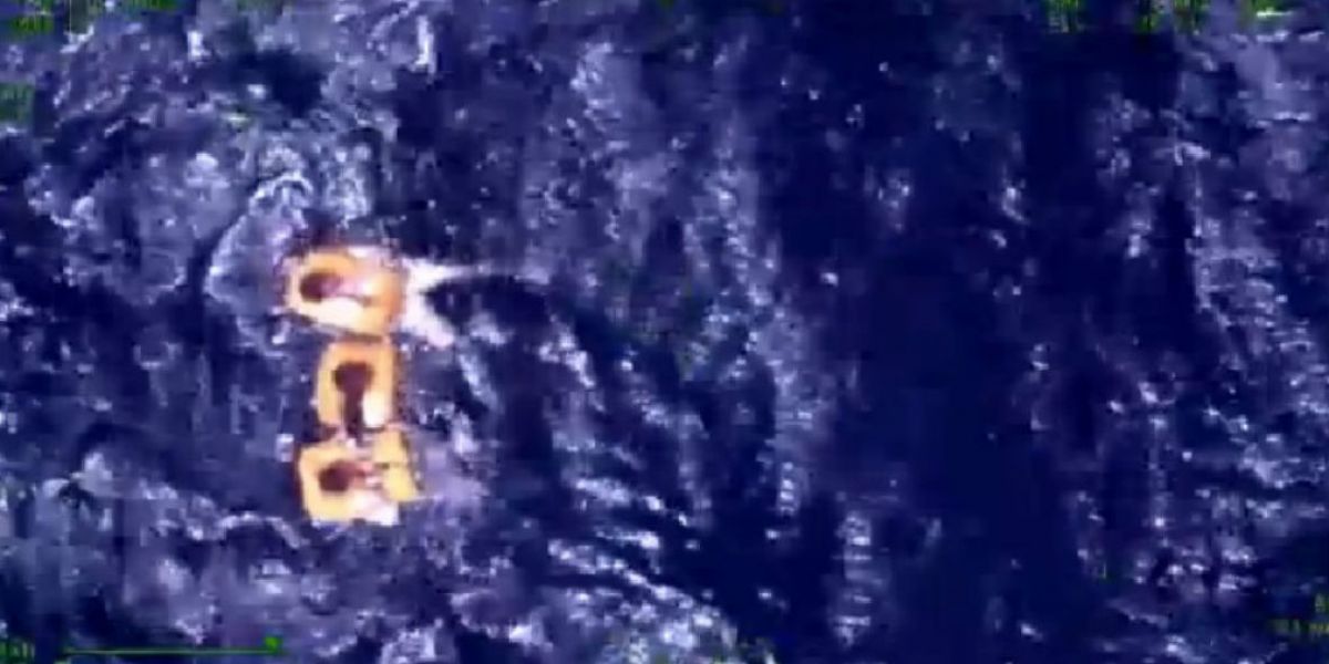 Los tripulantes fueron encontrados en alta mar.