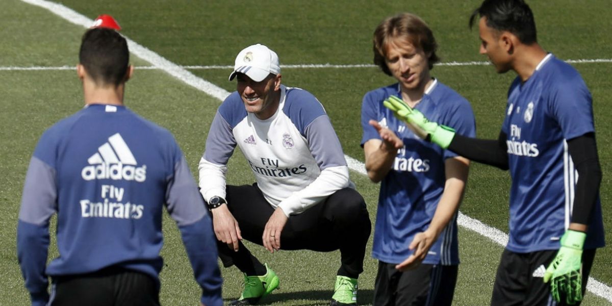 Zidane observa a sus jugadores, durante un entrenamiento. 