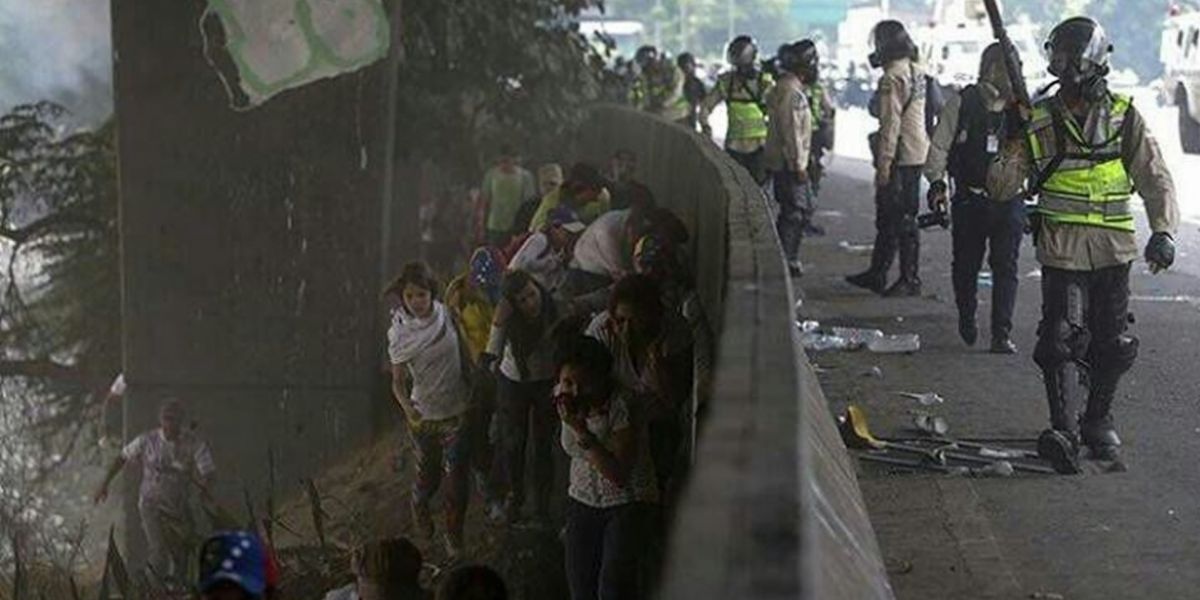 Aspecto de las protestas de ayer miércoles en Caracas.