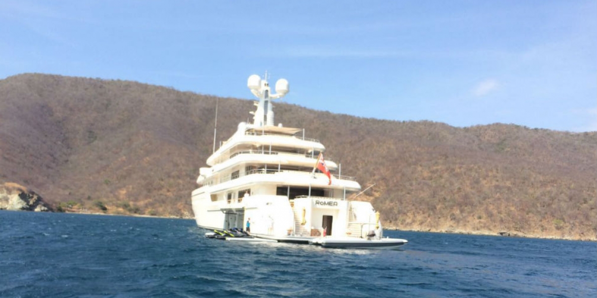 La familia de Bill Gates estuvo todo el día a bordo del mega yate, antes de partir con rumbo a las islas de San Bernardo del Viento.