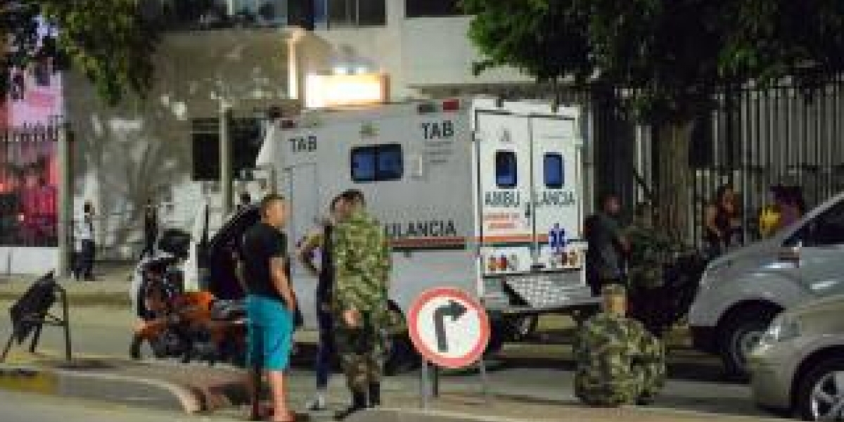 Militares lo trasladaron en una ambulancia hasta la Clínica Mar Caribe, donde falleció.