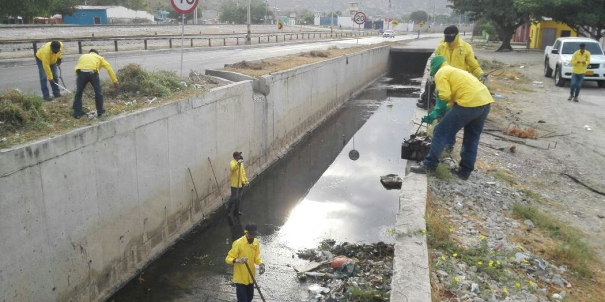 Así va el proceso de limpieza de los canales de sesagüe.