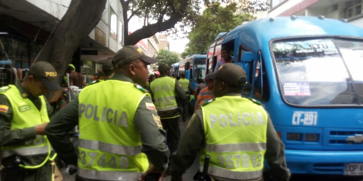 Quinientos uniformados se tomaron sorpresivamente la carrera quinta.