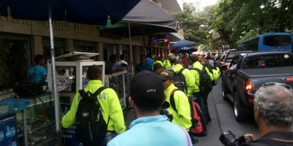 Los policías recorrieron los puntos de venta estacionaria y el centro comercial Royal Plaza.