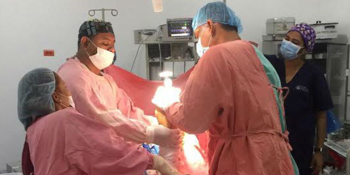 Cortesía Médicos en medio de la intervención quirúrgica.