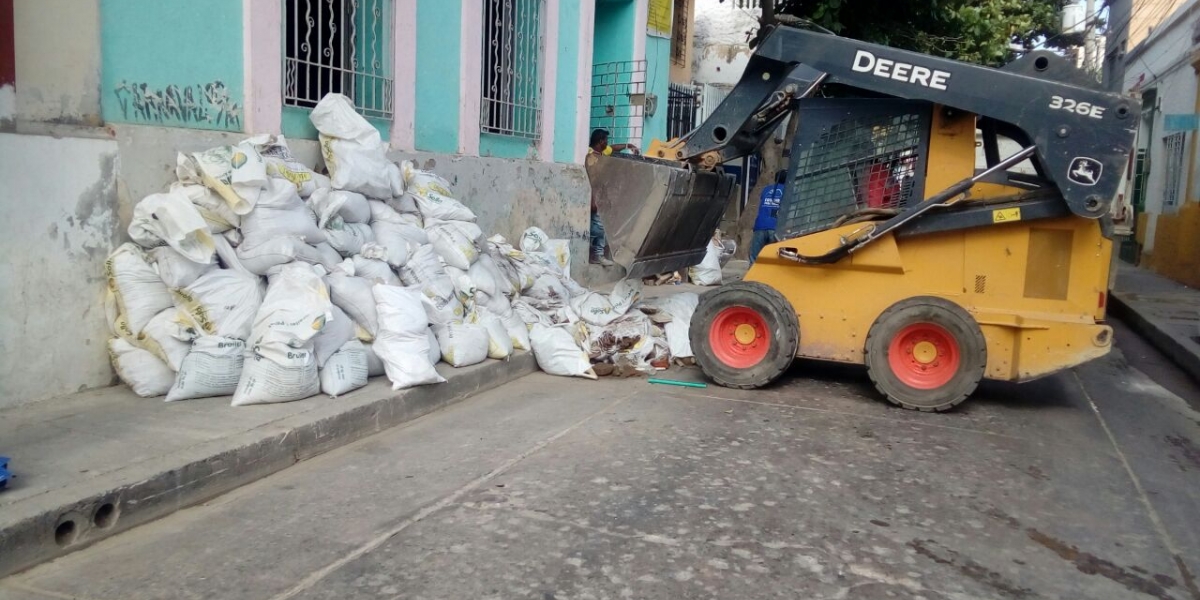 Recolección de escombros en la ciudad de Santa Marta. 