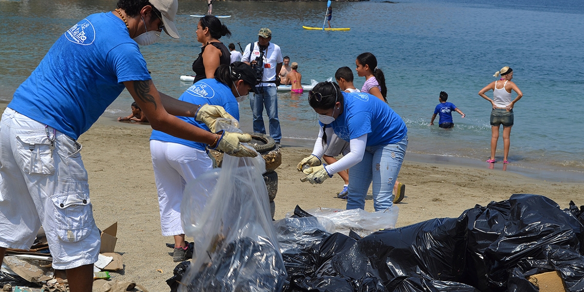 Más de 500 estudiantes se tomaron las playas de Taganga en una jornada de limpieza. 