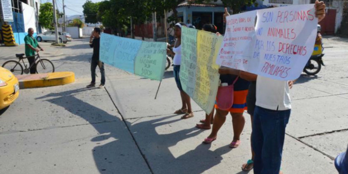 Los familiares de los detenidos protestaron frente a las instalaciones de la URI en Santa Marta.