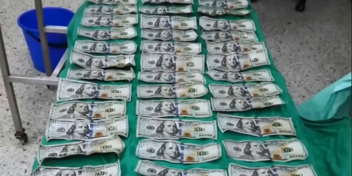 Fueron cerca de 9 mil dólares que fueron tragados por la mujer. 