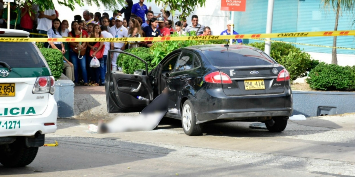 Zona Cero Los dos hombres muertos quedaron en el interior del Ford negro en el que se desplazaban.