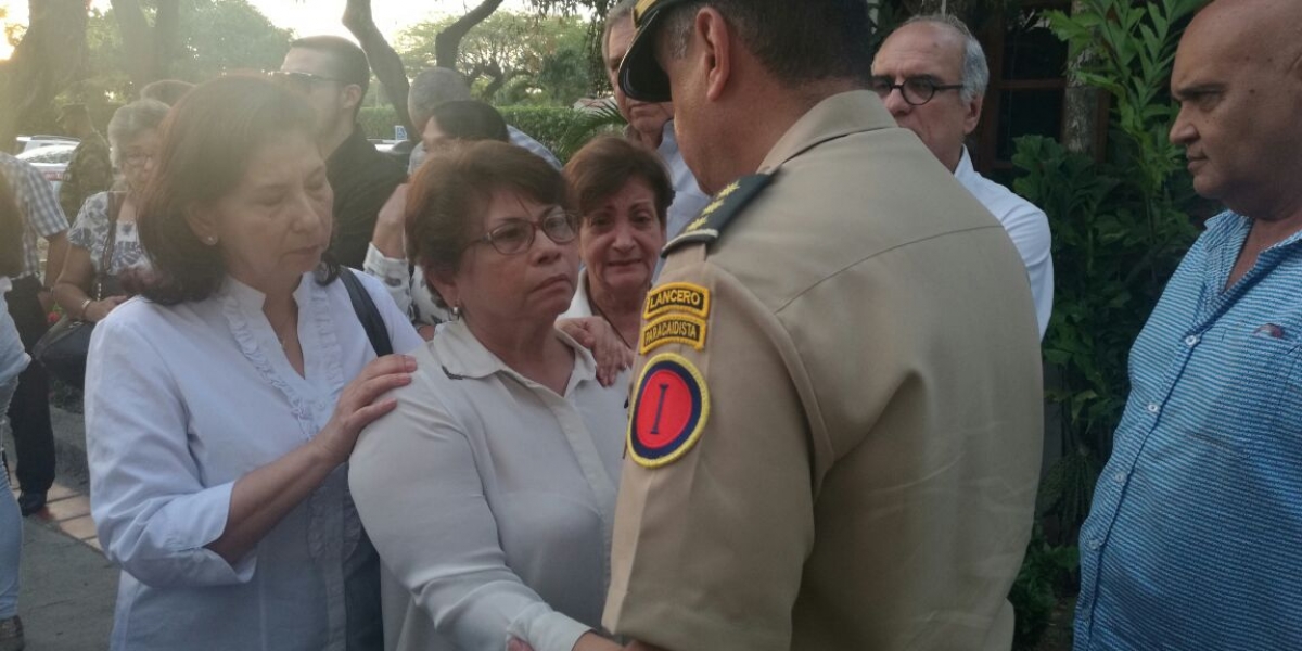 Ejército Nacional Los familiares de Carlos Narváez estuvieron presentes en las honras fúnebres.
