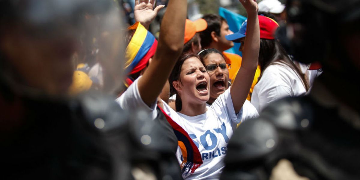 Los jóvenes exigen la salida de Maduro.