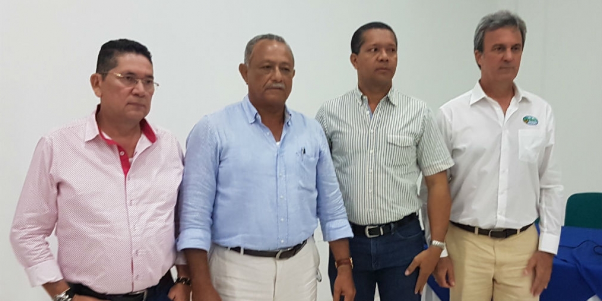 Los alcaldes elegidos junto al director de Corpamag, Carlos Francisco Díaz Granados. 