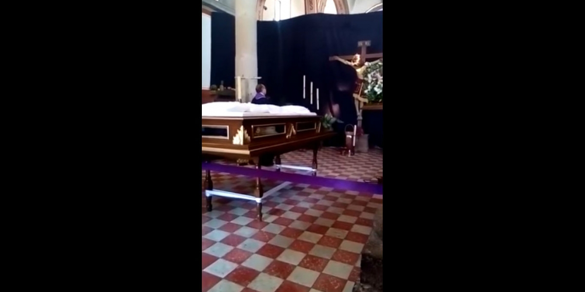 YouTube La estatua movió la cabeza hasta llevarla a su pecho.