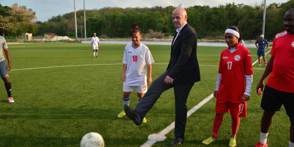 Gianni Infantino realiza saque de honor. 