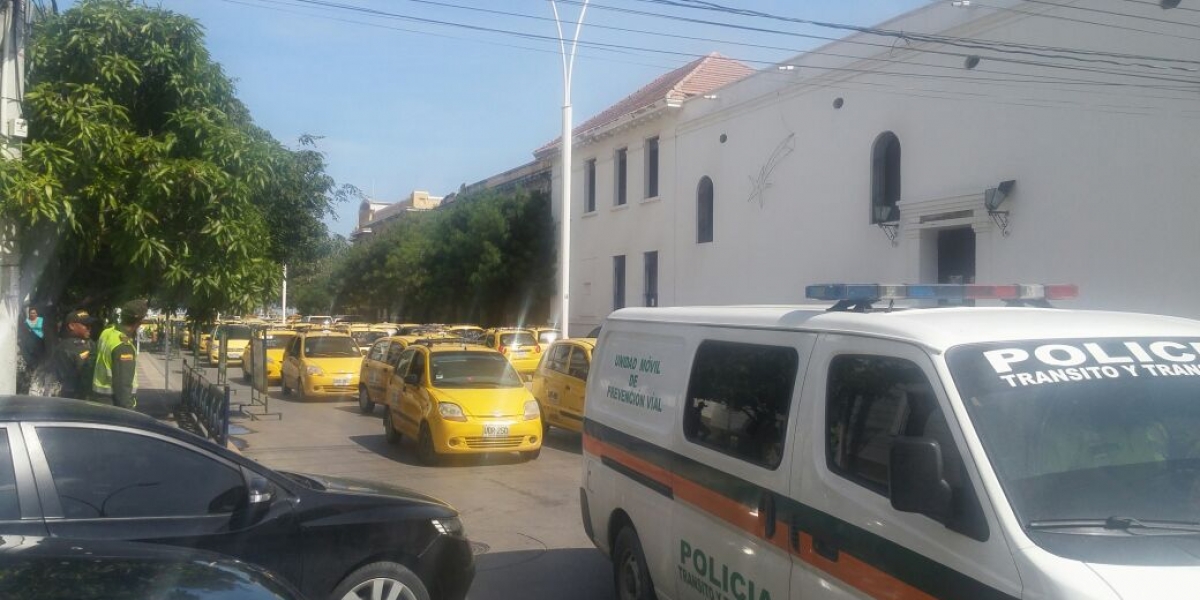 Patrullas de la Policía de Tránsito armaron su propio trancón por evitar que otros carros cruzaran la calle 22.