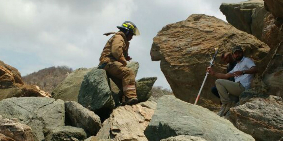 Bomberos de Santa Marta rescataron al topógrafo en el cerro de la Sociedad Portuaria.