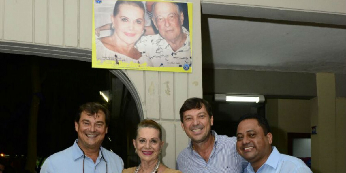 Cortesía Benjamín Pacheco Doña Carmen Abondano de Dávila, acompañada de sus hijos y el fotoperiodista Federico Díaz.
