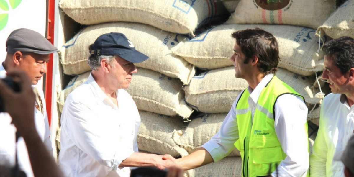 El presidente Juan Manuel Santos saluda al gerente de la Sociedad Portuaria, durante el embarque del café.