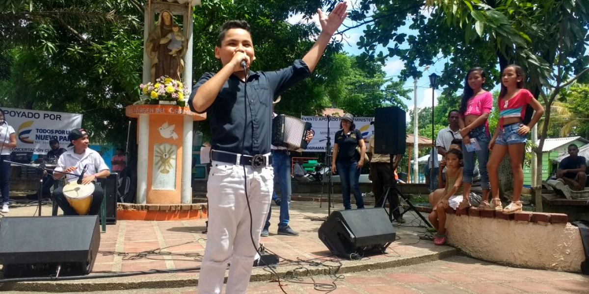 La Escuela Musical "Descubriendo Talentos" hizo su show en la plaza principal de Orihueca.