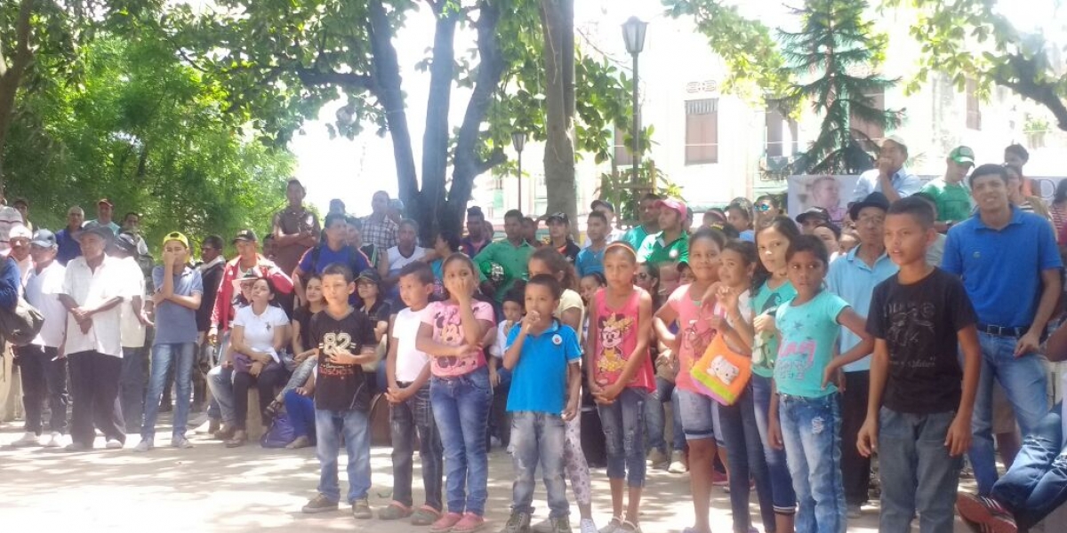 Decenas de personas se concentraron en la plaza para ver el show promocional del Festival del Indio Tayrona.