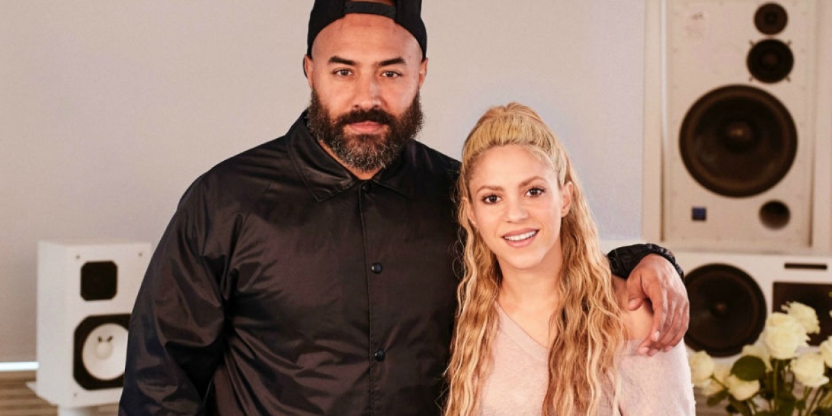 El Dj Ebro Darden junto a Shakira.