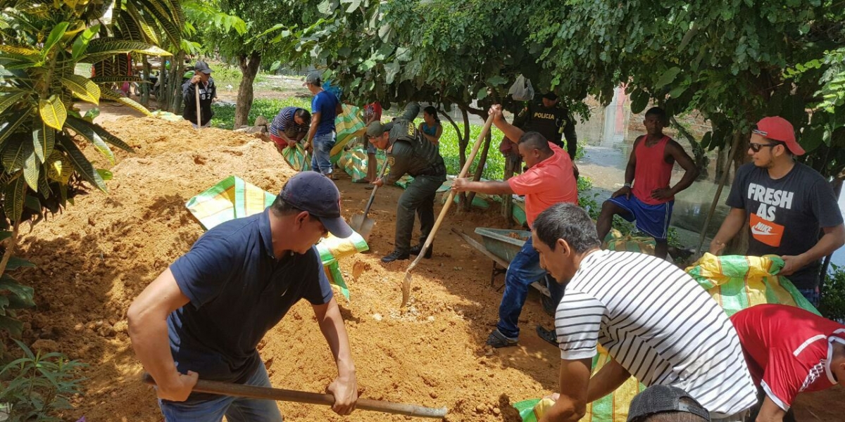 Hacen barricadas para evitar el ingreso de aguas residuales al barrio Santa Rosa.