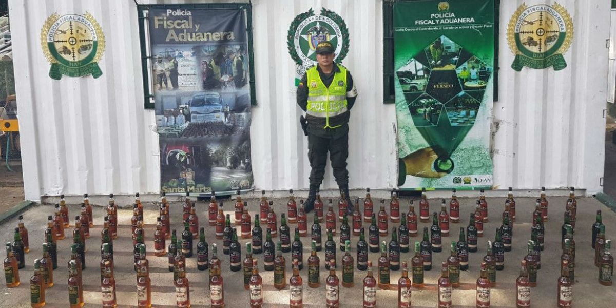 Foto: POLFA Entre la mercancía retenido se encuentran 114 litros de licor, 1.500 unidades de confecciones, 25 galones de gasolina, 7.500 unidades de medicamentos y1.075 unidades de accesorios para celular.