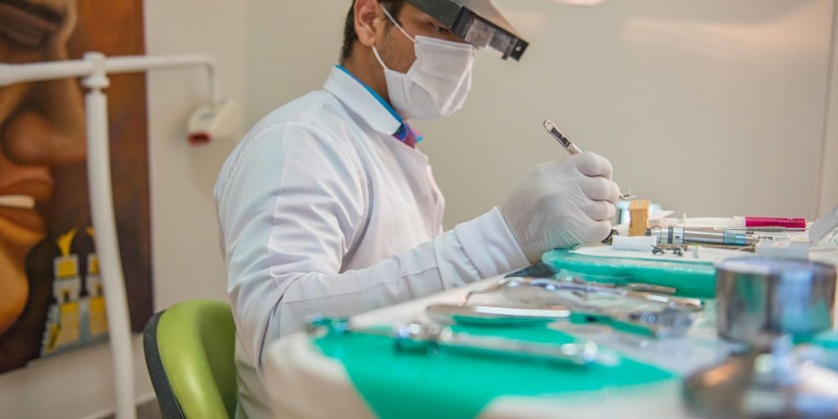 El doctor Jimmy Palacio (en la fotografía), director de la clínica odontológica ClearDent, durante su trabajo habitual en la atención de pacientes en el área odontológica.