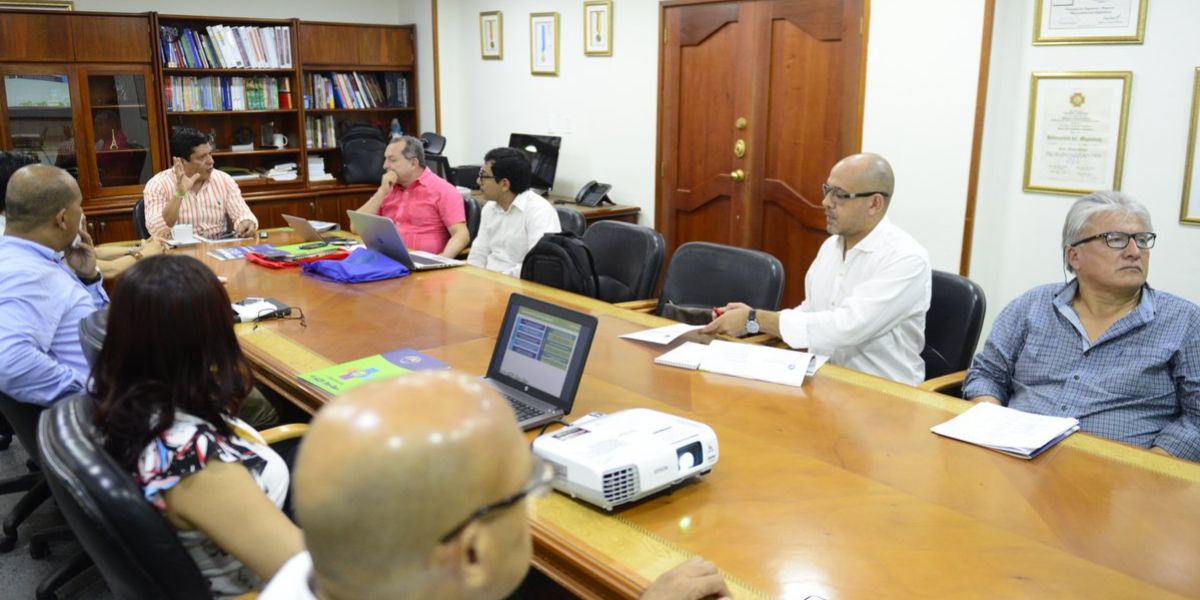 Aspecto de la reunión de los pares académicos con las directivas de la Universidad del Magdalena.