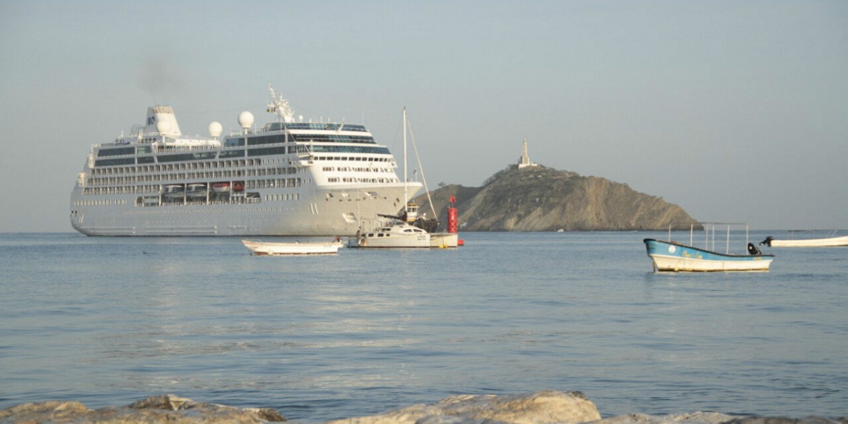 Pacific Princess el décimo sexto crucero turístico que arriba en Santa Marta en el 2017. 