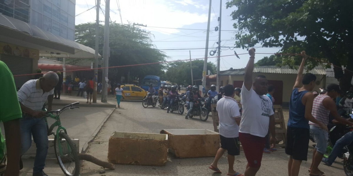 Seguimiento.co Los habitantes exigen que Electricaribe restablezca el servicio de inmediato.