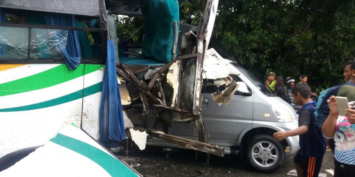 Un accidente múltiple en la vía Ciénaga – Fundación dejó 30 personas heridas.  