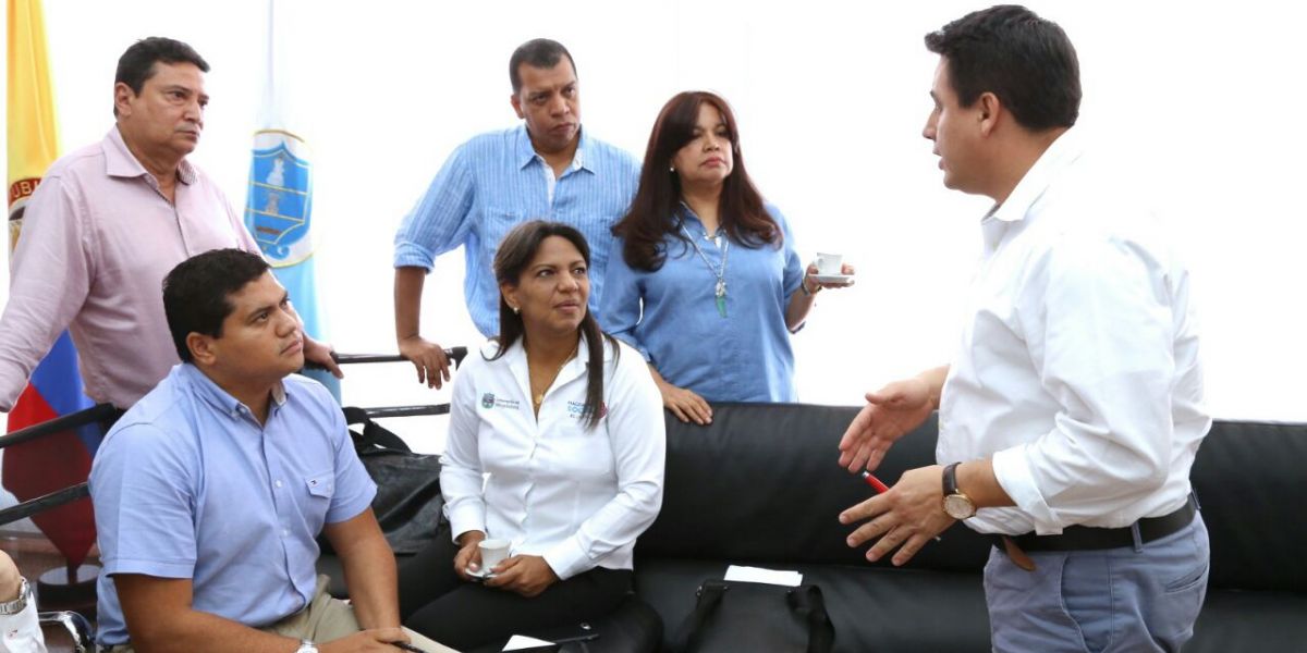 El ministro Jorge Rojas acompañado del gabinete departamental en el Palacio Tayrona.