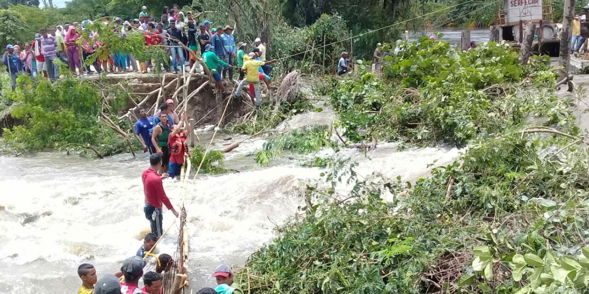 Habitantes de la región llegaron hasta el lugar donde se desbordó el río para tratar de detener la creciente.  