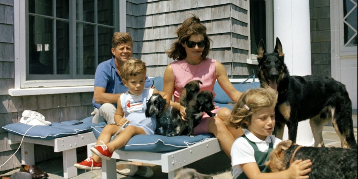 Fotografía del 14 de agosto de 1963, cedida por la Biblioteca John F. Kennedy, del entonces presidente estadounidense, John F. Kennedy, junto a su esposa Jackie y sus hijos John y Carolines, en su casa de verano en Hyannisport, Squaw Island, Massachusetts (EE.UU.). 