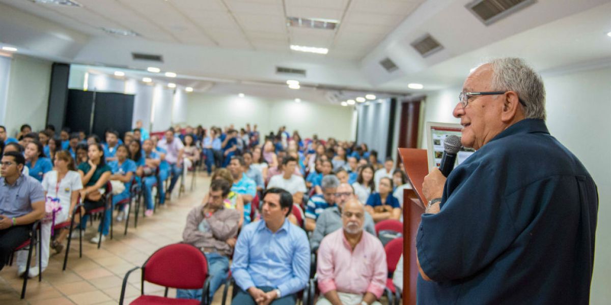 El doctor Carlos Corredor disertó sobre la importancia de la investigación básica en salud en la Universidad del Magdalena.   