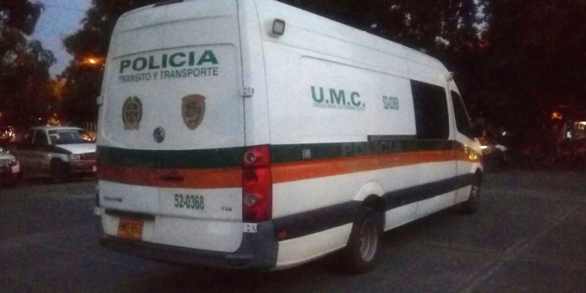 Vehículo institucional en el que transportaban el licor de contrabando.