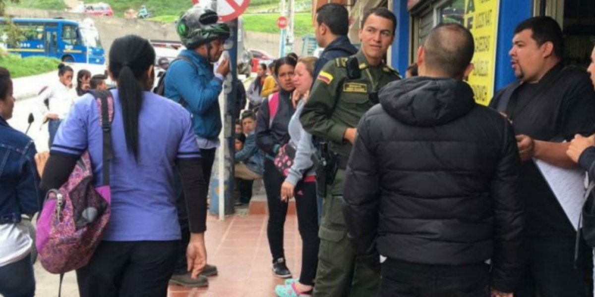 Familiares y autoridades a las afueras del centro médico donde murió la niña.