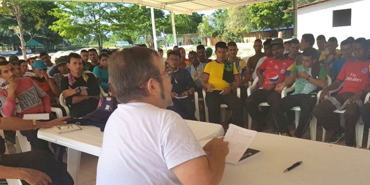 Rodrigo Londoño, dialogando con sus integrantes en una de las zonas veredales.