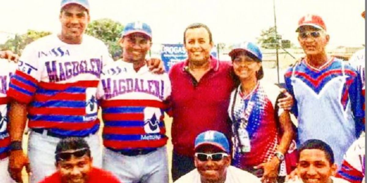 Caracol Radio El sujeto de suéter rojo, ubicado en la mitad, es Diego García.