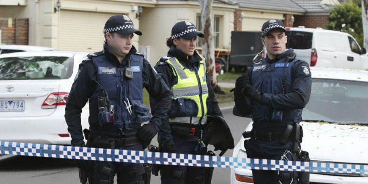 Policía de Melbourne atendiendo el incidente.