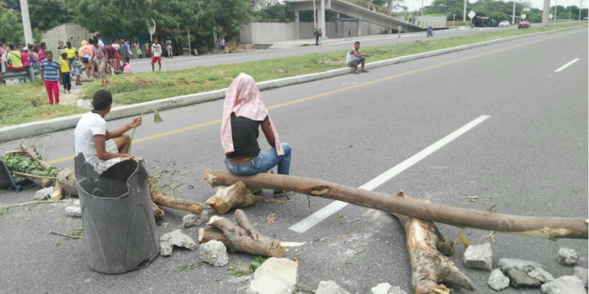 Cortesía Los manifestantes bloquearon la vía que conduce de Santa Marta a Ciénaga.