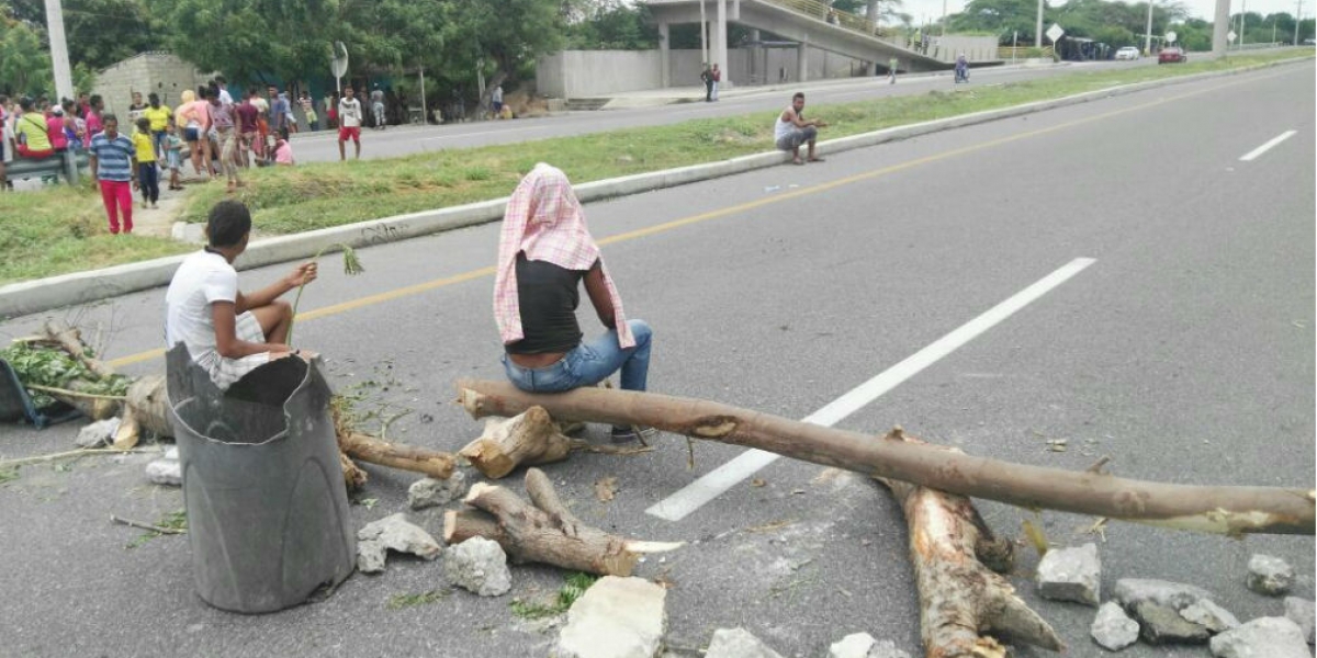 Los manifestantes bloquearon la vía que conduce de Santa Marta a Ciénaga.