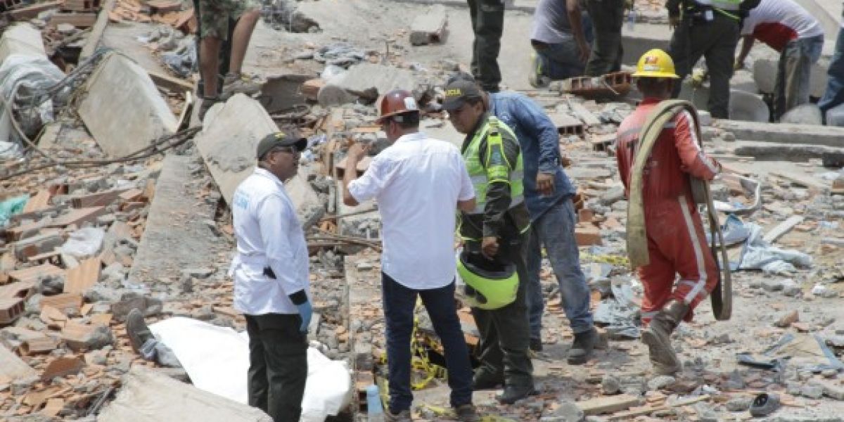Aspecto del desplome del edificio que se construía en el barrio Blas de Lezo en Cartagena. 