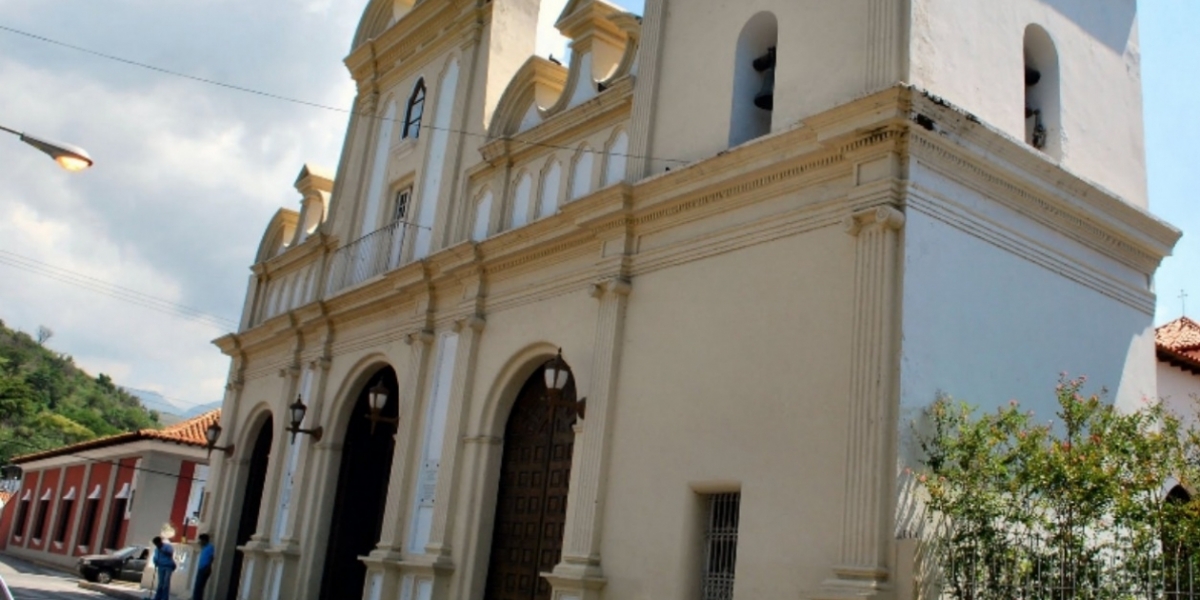 Una de las calles y la iglesia de San Joaquín, estado de Carabobo, en Venezuela. 
