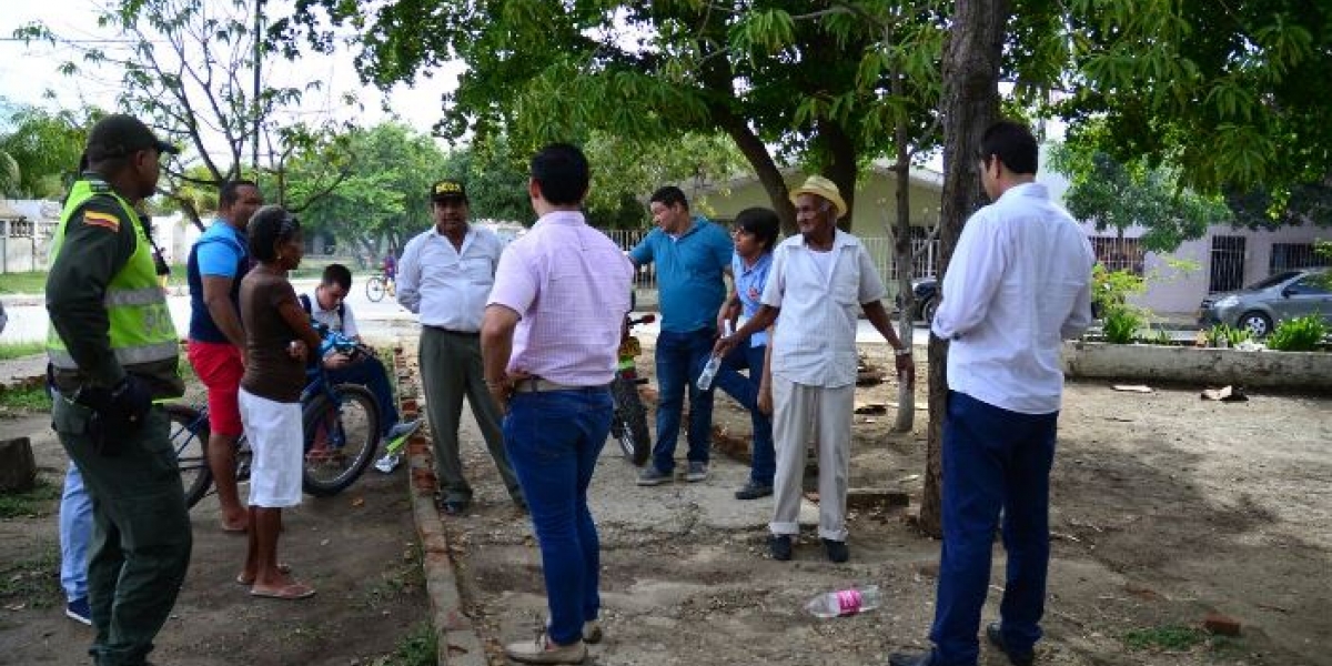 Autoridades revisan la situación en el parque San Rafael de Ciénaga.