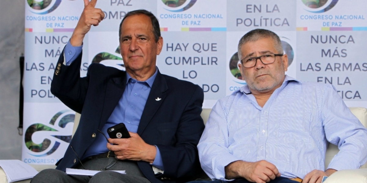 El negociador del proceso de paz con el Ejército de Liberación Nacional (ELN), Juan Camilo Restrepo (i), y el vocero del ELN en los diálogos de Quito, Juan Carlos Cuellar. 